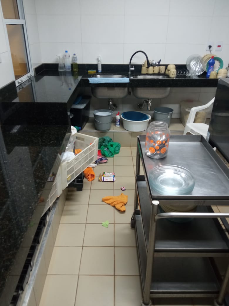 Produtos ficam espalhados pelo local